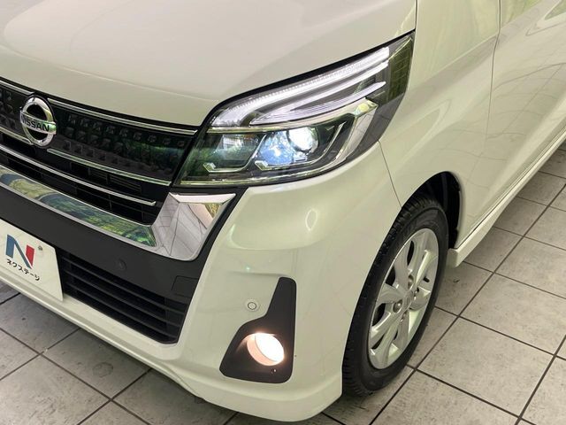 【LEDヘッドライト】悪天候や夜間走行時も良好な視界を確保し安心して運転できる高輝度LEDヘッドライトを装備！点灯速度が早く、消費電力も抑えられています。