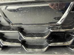 コーナーのセンサーとバンパーに内蔵されたミリ波レーダーで障害物との距離を測ります。