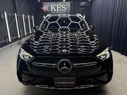 水平基調が強く、落ち着いた存在感。SUVの堂々さは保ちながらも、押し出しが強すぎない“信頼感系”の顔