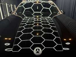 緩やかに盛り上がる“パワードーム”が視覚的な躍動感を演出。エッジの立ち具合が控えめで、上質な陰影。パネルの合わせも精密で、光の反射が綺麗に流れる