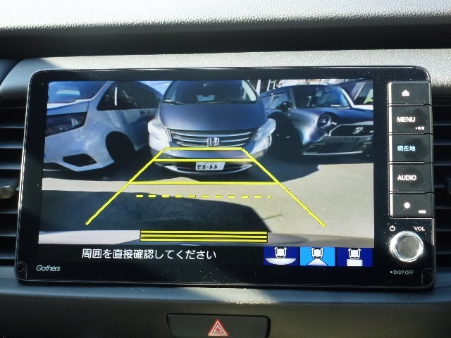 バック駐車が苦手な方や、初めてのお車で不安な方でも後方をナビ画面に映してくれるので、ラクラク停められます。