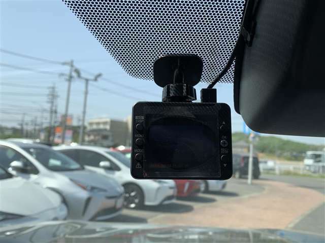 ドライブレコーダー付き。　交通事故・交通トラブルの証拠映像を保存できます。　万が一の安心アイテム！