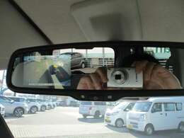 バックモニター付きです。車の後方に小型カメラが付いており、バックする際の後方の様子をモニター上に表示します。小型カメラに傷がなく、キレイな状態なので、クリアな映像が映し出されます。