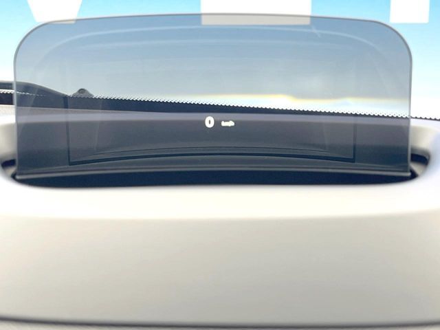 ●ヘッドアップディスプレイ：現在の速度や走行情報をデジタル表示で運転席前方のガラスに投影！運転中、視線をずらさず必要な情報を確認できるのでとっても便利で安心！