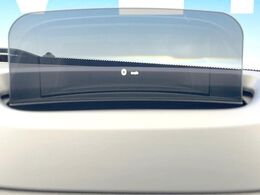 ●ヘッドアップディスプレイ：現在の速度や走行情報をデジタル表示で運転席前方のガラスに投影！運転中、視線をずらさず必要な情報を確認できるのでとっても便利で安心！