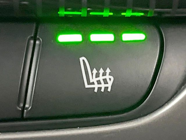 ●フロントシートヒーティング：運転席・助手席共に三段階で調節が可能なシートヒーターを装備しております。季節を問わず快適にご使用いただけます。
