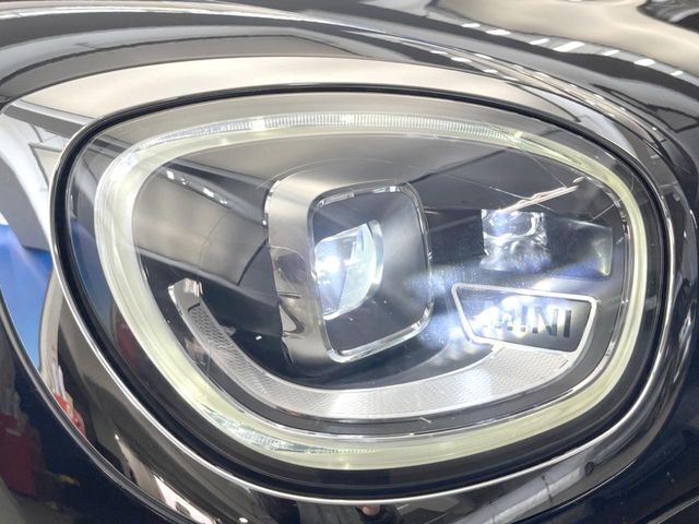●LEDヘッドライト：夜間走行時も良好な視界を確保し安心して運転できる高輝度LEDヘッドライトを装備！点灯速度が早く、消費電力も抑えられています。