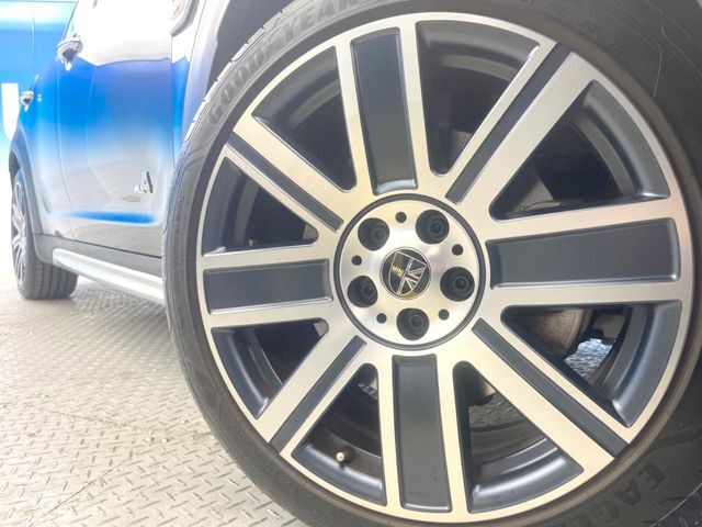 ●純正19インチアルミホイール：輸入車ならではの卓越した走りを支えるホイールと足回りです！日本車の走りに慣れている方にもぜひ体感して頂きたいほど、高いレベルでまとまっています！