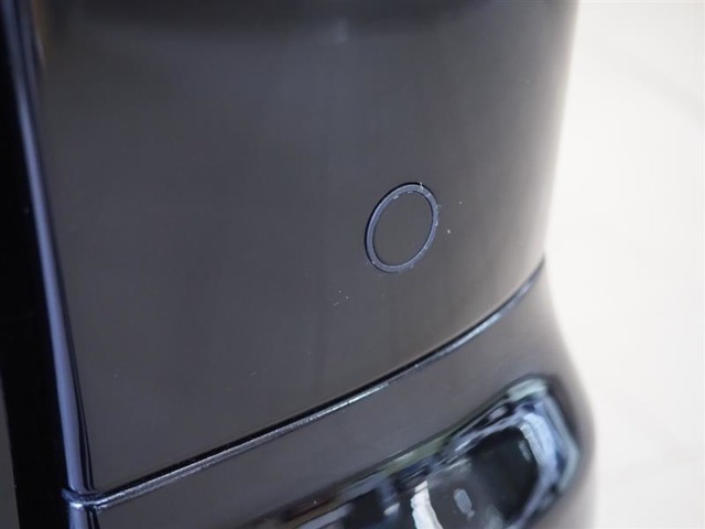 コーナーセンサーを車の前後に装備。障害物までの距離に応じて警告音を変えてお知らせ。縦列駐車時や駐車場・車庫などでの取り回しをサポートします。詳細は販売店スタッフまでおたずねください。