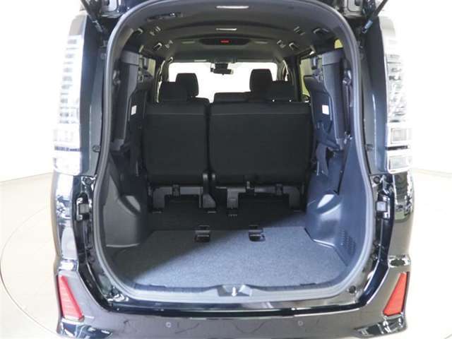 3列目シートは跳ね上げ式で折りたたみ可能です。キャンプ用品など大きな荷物もばっちり収納可能です！