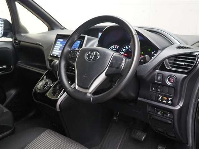 見通しのよいすっきりとした視界で、誰でも運転しやすいです。運転のしやすさは疲れにくさにも繋がりますよ♪