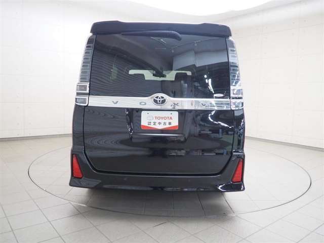 バックカメラが付いているので後方確認が非常にしやすいです。今や運転初心者も熟練者も必須装備！ついていて損はないですね♪