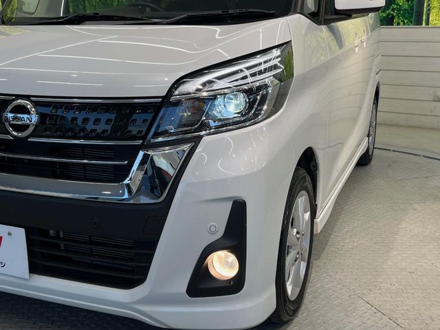 【LEDヘッドライト】悪天候や夜間走行時も良好な視界を確保し安心して運転できる高輝度LEDヘッドライトを装備！点灯速度が早く、消費電力も抑えられています。