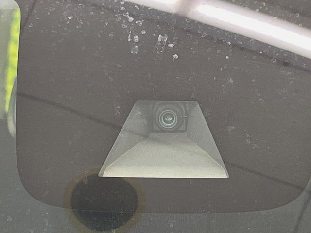 【エマージェンシーブレーキ】走行中に前方の車両等を認識し、衝突しそうな時は警報とブレーキで衝突回避と被害軽減をアシスト。より安全にドライブをお楽しみいただけます。