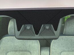 【スマートアシスト】走行中に前方の車両等を認識し、衝突しそうな時は警報とブレーキで衝突回避と被害軽減をアシスト。より安全にドライブをお楽しみいただけます。