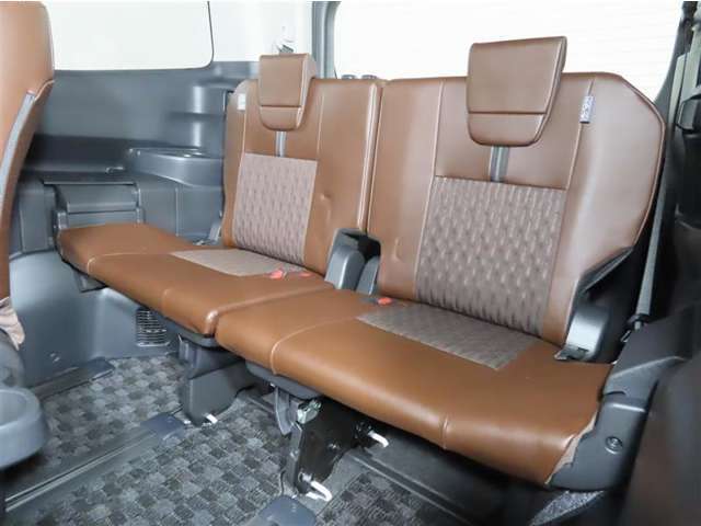 便利な5：5分割可倒式シートです。収納と乗車人数のバランスに優れています♪荷物の大きさに応じたラゲージスペースをフレキシブルに作り出せるので、シーンに応じた使い方ができます♪