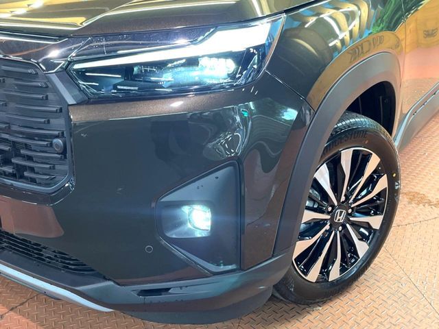 【LEDヘッドライト】悪天候や夜間走行時も良好な視界を確保し安心して運転できる高輝度LEDヘッドライトを装備！点灯速度が早く、消費電力も抑えられています。