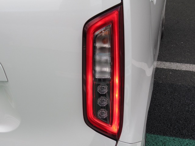 LEDテールランプ。後続車からの視認性も良く追突防止になります。また球切れの心配もありません