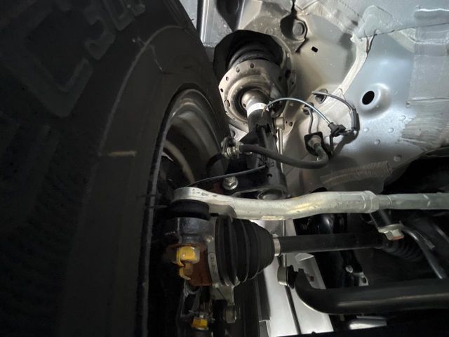 お車を安心してお乗りいただく為には、足回りの定期点検が欠かせません。サービスサポート（有償保証）では無料点検もご提供しており、安心のカーライフをお過ごしいただけるサポート体制が整っています。
