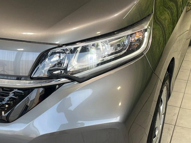 【LEDヘッドライト】悪天候や夜間走行時も良好な視界を確保し安心して運転できる高輝度LEDヘッドライトを装備！点灯速度が早く、消費電力も抑えられています。