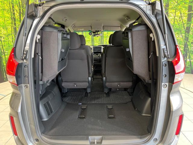 普段のお買い物や通勤、送迎等に十分な荷室スペースを確保しております。セカンドシートを倒すと、大きな荷物の積載も可能です♪