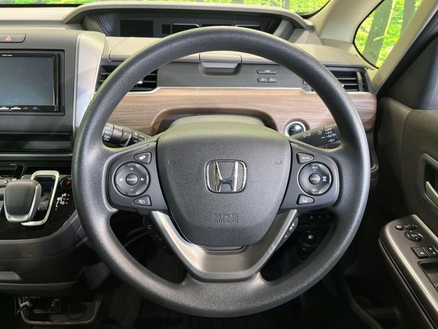インテリアに合わせたデザインのステアリングは、運転される方のことも考え、運転しやすい形状、大きさです。是非一度、実際に触ってお確かめください。