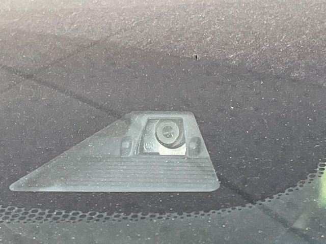 【ホンダセンシング】走行中に前方の車両等を認識し、衝突しそうな時は警報とブレーキで衝突回避と被害軽減をアシスト。より安全にドライブをお楽しみいただけます。