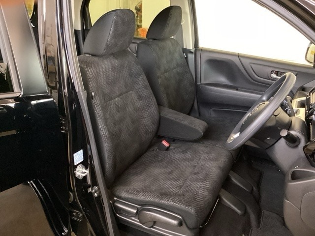 女性でも運転がしやすいように、シートの高さ調整機能（シートリフター）がついています。運転席と助手席の間が空いている為、助手席側への移動がスムーズです。交通量の多い道でも助手席側から乗り降りができます。