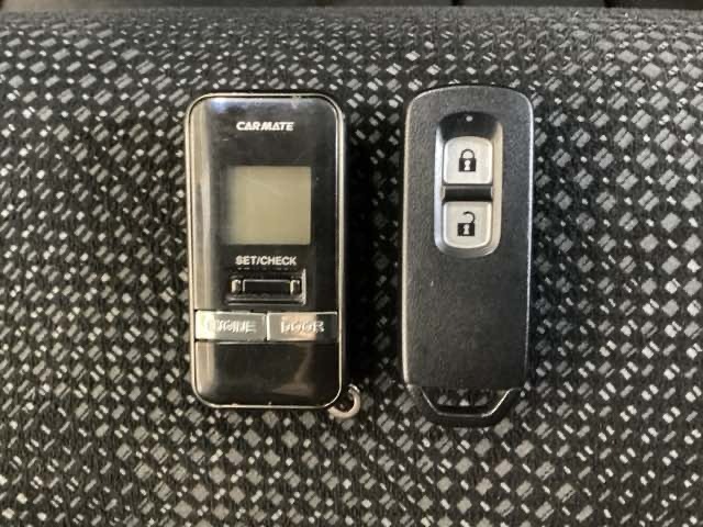 スマートキーを装備しています。鍵を差し込むことなくドアロックの開け閉めと、スタートボタン操作でのエンジンスタートができます。加えて、リモコンエンジンスターター用の操作キー(社外品)もついています。