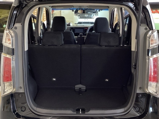 開口部も広く荷物の積み下ろしもしやすいお車となっております。シートを前方にスライドさせれば、さらに荷室を広げられます。また、床下にも収納スペースがあります。