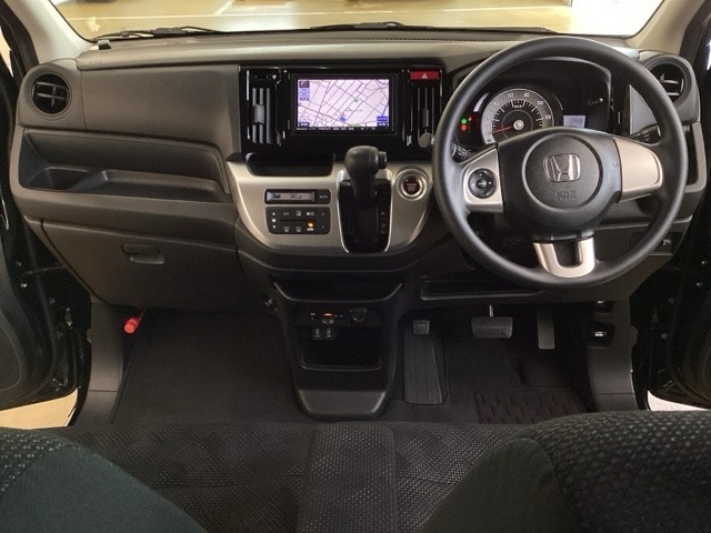 車内は光触媒抗菌消臭施工済です。スタイリッシュなデザインでスポーティなインパネ周りを演出します。グローブボックスやカップホルダーのほかにトレーなどたくさんの収納スペースが付いています。