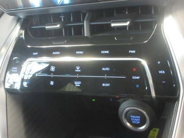 左右独立温度コントロールフルオートエアコンです。運転席、助手席それぞれで独立して温度設定ができます。冷え性の方が乗っても安心ですね♪