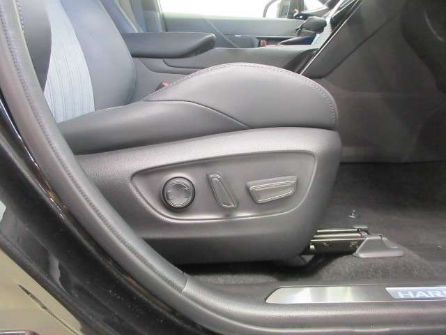 パワーシート搭載。微妙な調整が手軽にでき、最適なポジションで運転することが可能です。