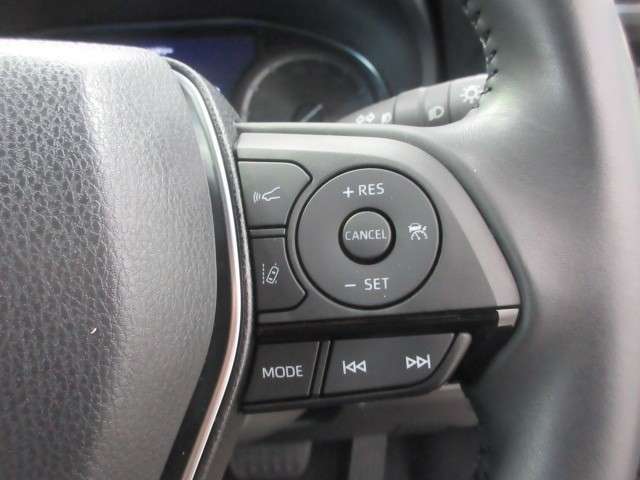 高速道路や長距離走行時など、アクセル操作をしなくても速度を一定に保ってくれる『クルーズコントロール』