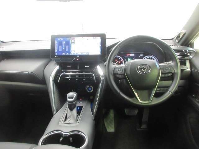 スタイリッシュなデザインのインパネ。各操作スイッチは使いやすい位置に配置されてます。