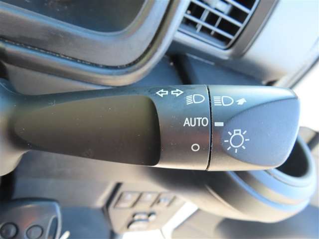 AUTOの位置にセットしておくと、暗くなったら自動でライトの点灯をサポートしてくれます！高速道路でのトンネル通過時など便利です！