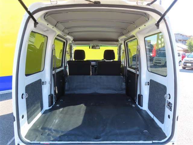 さらに、後部座席をこのようにしまえば、人が寝れるようなスペースが出てきます！プライベートでもお仕事でも大活躍できそうです！