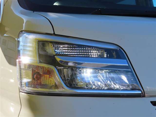 今や主流となってきました「LEDヘッドランプ」。消費電力も少なく、エコ走行に貢献します。コレが付いているだけで、優越感に浸れますよね。HIDに負けないくらい明るく安全です。