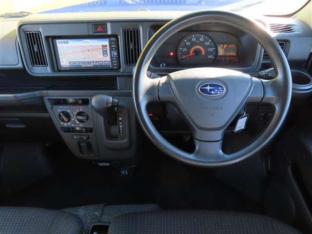 ボディはピカピカでも、室内は汚れがいっぱい・・・というクルマには乗りたくありませんね。当社の車両は全てルームクリーニングします！