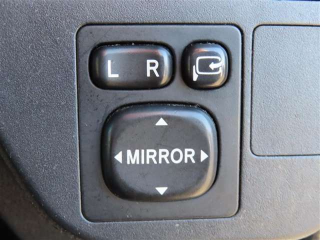 日本の駐車場は幅が広くないところが多くて、乗り降りが大変だったりしますよね。電動ミラーがあれば、室内でミラーをたためるので、駐車するときも便利ですね。