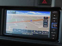 純正メモリーナビを装着。（DVD・フルセグTVの視聴、Bluetoothの接続可能）