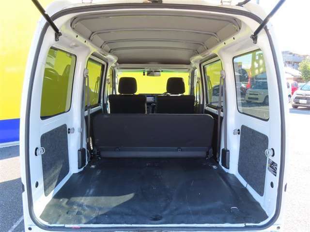 荷室が自慢のサンバーバン。後部座席に座っていてもこの通り！大容量荷物が入りそうです♪