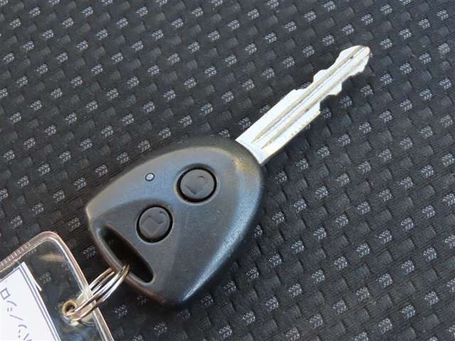 今のクルマには当然のように付いていますが、やっぱりあると便利なキーレスエントリー。ボタン一つでクルマの鍵の開閉が可能です。