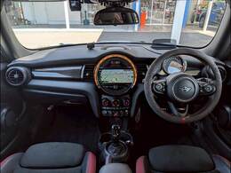 MINIならではのコックピット！！高級感があり、かつシンプルなデザインが飽きがこないとご好評いただいております。スイッチ一つ一つにも「こだわり」とセンスを感じます。