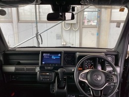 フロントガラスが大きく、ワイドな視界で運転もしやすくなるように、設計されています。