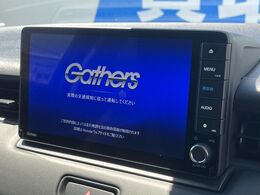 【純正ナビ】人気の純正ナビを装備しております。ナビの使いやすさはもちろん、オーディオ機能も充実！キャンプや旅行はもちろん、通勤や買い物など普段のドライブも楽しくなるはず♪