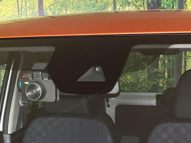 【エマージェンシーブレーキ】走行中に前方の車両等を認識し、衝突しそうな時は警報とブレーキで衝突回避と被害軽減をアシスト。より安全にドライブをお楽しみいただけます。