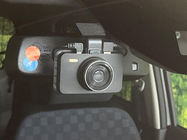 【ドライブレコーダー】安心・安全なカーライフに必須のドライブレコーダーを装備！走行中はもちろん、あおり運転や事故に遭遇した際の状況も映像で記録し、万一のリスクに備えます。