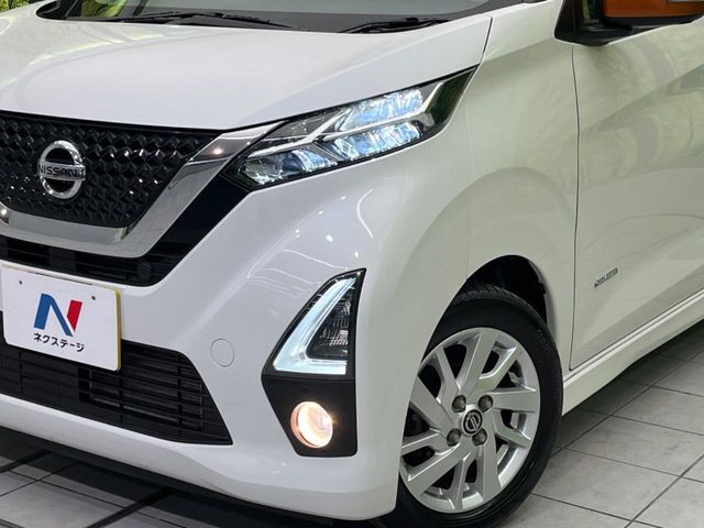 【LEDヘッドライト】悪天候や夜間走行時も良好な視界を確保し安心して運転できる高輝度LEDヘッドライトを装備！点灯速度が早く、消費電力も抑えられています。