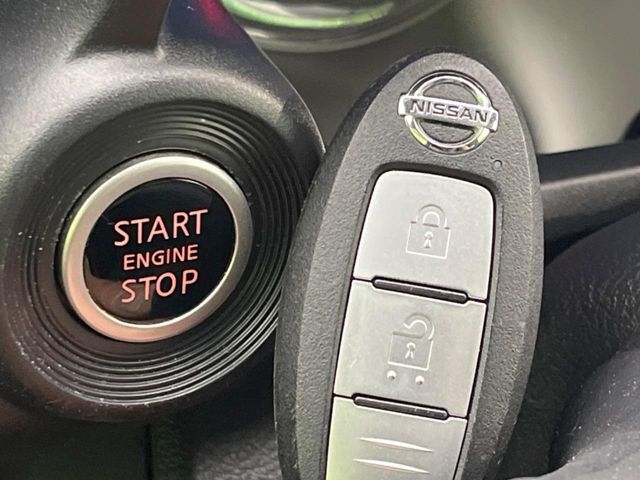 【インテリジェントキー】カバンやポケットに入れたままでもドアの施錠・解錠が可能なスマートキーを装備。エンジンのオン・オフ時もカギを取り出す必要が無いからとっても便利です♪